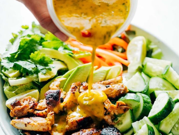 repas du soir équilibré recette salade aux concombres avocat mangue poulet grillé et autres verdures