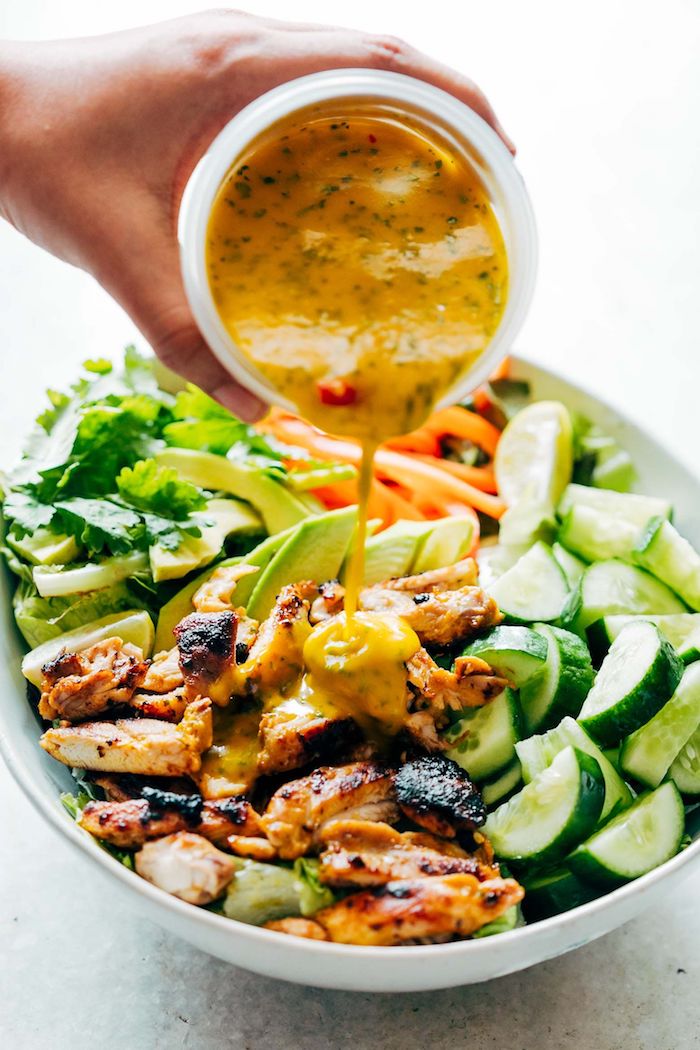 repas du soir équilibré recette salade aux concombres avocat mangue poulet grillé et autres verdures