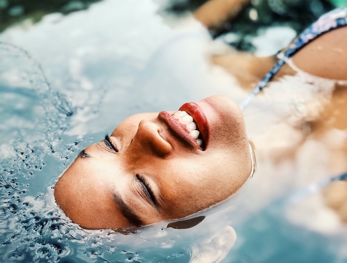 rincer et laver ses cheveux après baignade astuces cheveux été prendre soin de ses cheveux