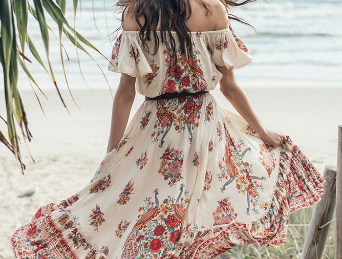 robe longue a fleur mode femme style bohème chic vêtements robe fluide blanche motifs fleurs rouges sandales marron