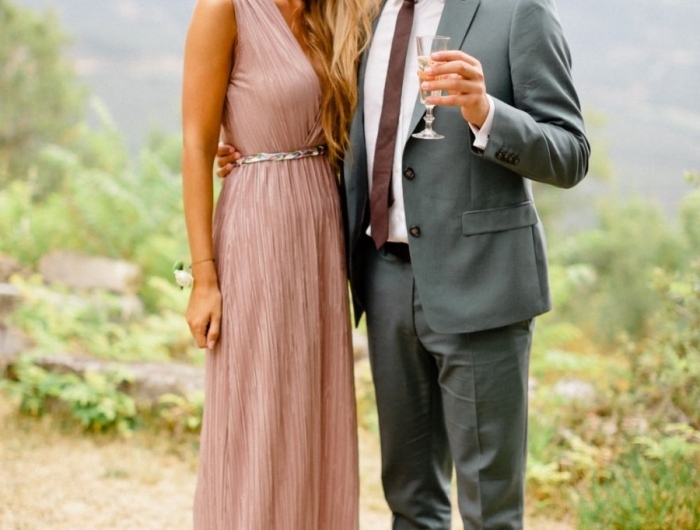 robe longue pour mariage ceinture argent bijoux or robe longue décolleté en v robe rose pastel pour mariage femme invitée