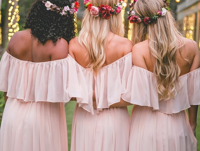 robe pour mariage invité campagne style champêtre mariage bohème coiffure cheveux longs couronne fleurs robe rose pastel