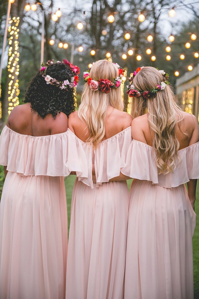 robe pour mariage invité campagne style champêtre mariage bohème coiffure cheveux longs couronne fleurs robe rose pastel