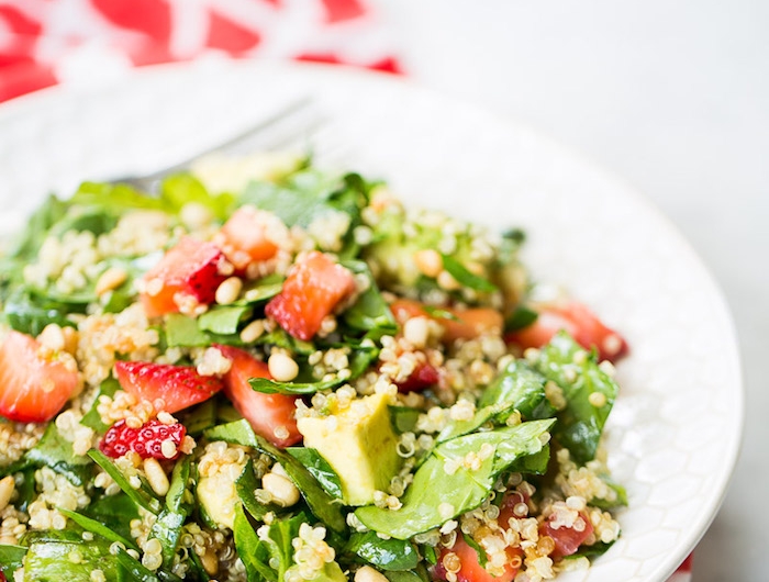 salade aux épinards avec des fraises quinoa et autres graines