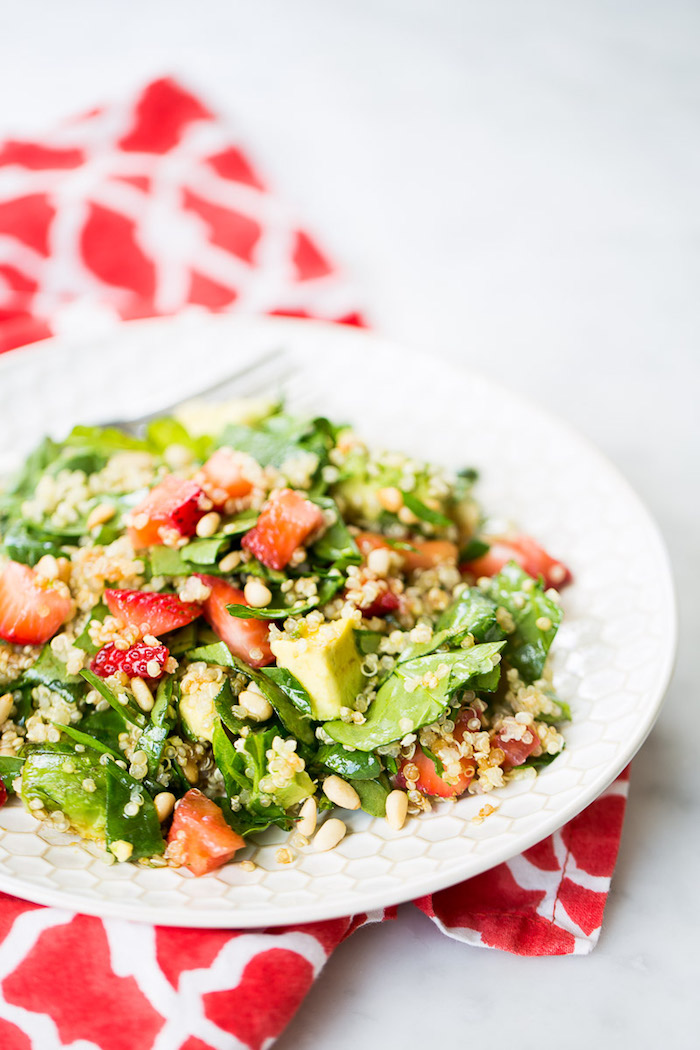 salade aux épinards avec des fraises quinoa et autres graines