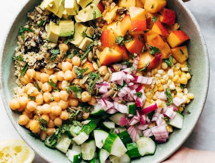 salade composée été de pois chiches couscous concombres oignon mais et pêches fraiches