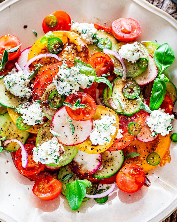 salade de tomates de couleurs variées au basilic avec fromage ricotta aux herbes fraiches et reduction de vinaigre de balsamique