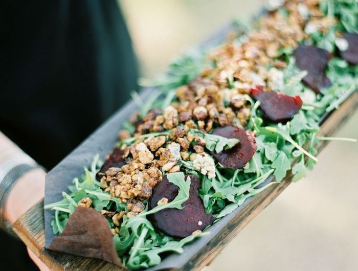 salade pour buffet froid à la roquette avec des noix et betterave cuite sur planche de bois recette apero dinatoire originale