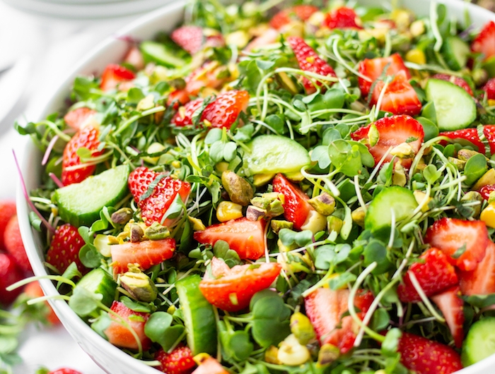 salade verte aux jeunes pousses fraises concombres et graines salade fraicheur ete simple et rapide