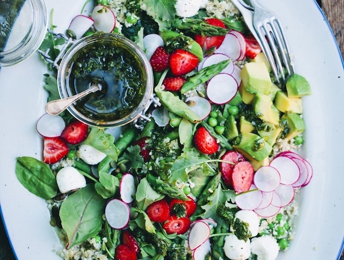salade verte composée aux verdures radis fraises avocat et pesto avec de graines repas du soir équilibré