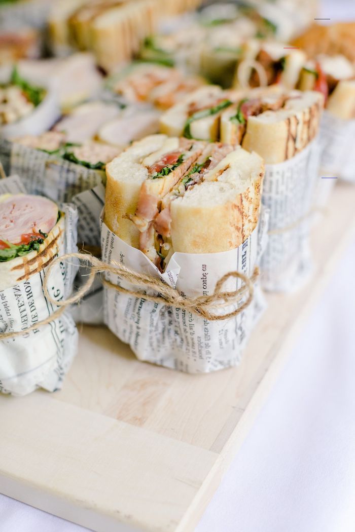 sandwich avec salade tomates filet viande idee sanwich mariage enveloppé de papier buffet froid original anniversaire