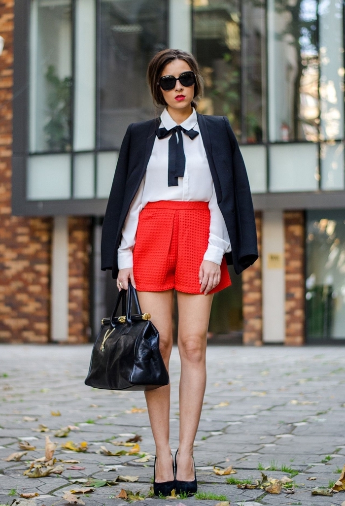 shorts rouge chemise blanche ruban noir papillon blazer bleu marine look chic femme sac à main cuir noir lunettes de soleil noires