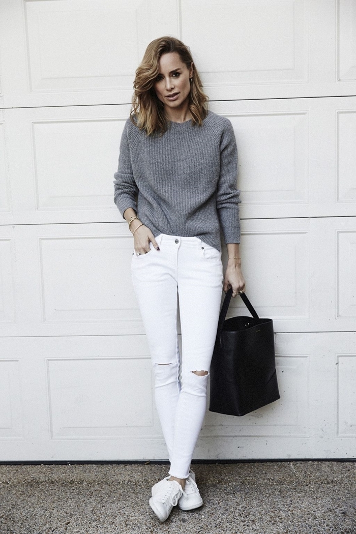 style classe femme pull gris jeans blancs look femme travail baskets blanches sac à main noir vêtements classique tenue femme