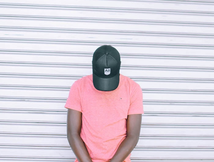 t shirt rose nuance saumon idée comment porter le rose tenue homme tendance chic décontracté avec pantalon noir et chapeau noir