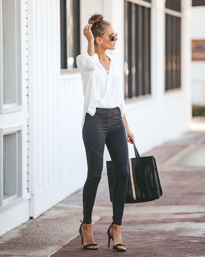 tenue chic femme jeans foncés taille haute chemise blanche gilet blanc sac à main cuir noir sandales talons noires lunettes soleil