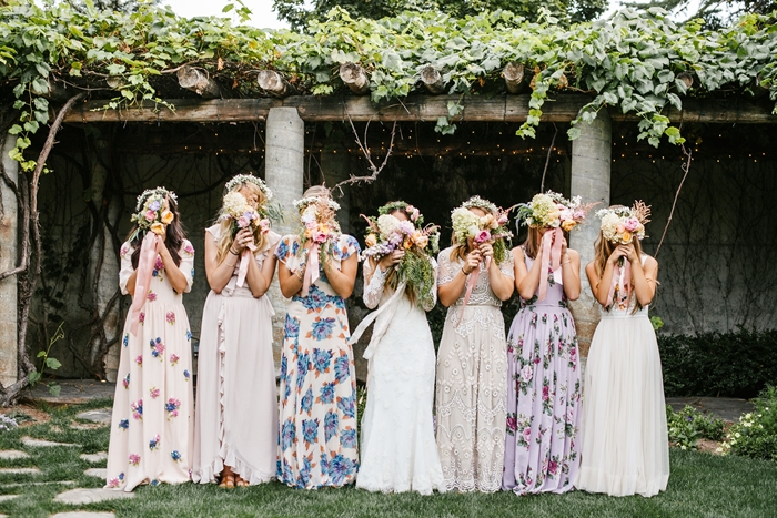 tenue mariage champetre imprimés fleuris vêtements femme invitée robe longue fluide couleur lavande couronne de fleurs coiffure