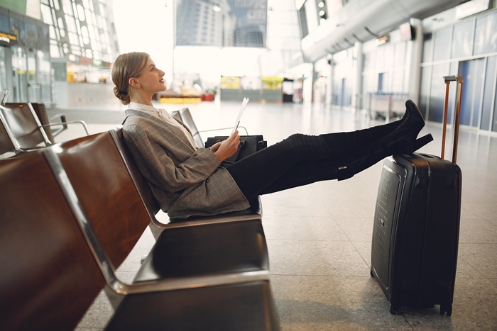 valises bagage voyage avion organisation documents vol départ femme aéroport préparation voyage destination