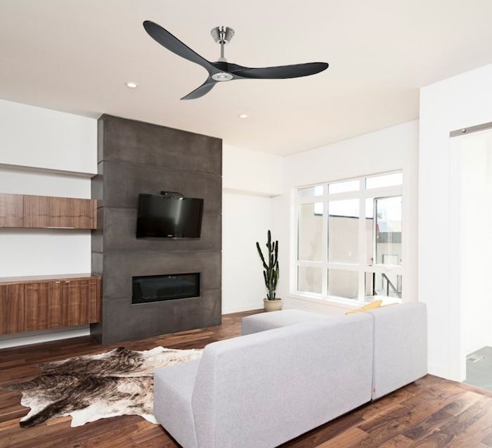 ventilateur plafond casafan idée de ventilateur de plafond desing dans un salon style épuré avec canapé blanc cassé cheminée moderne parquet bois foncé