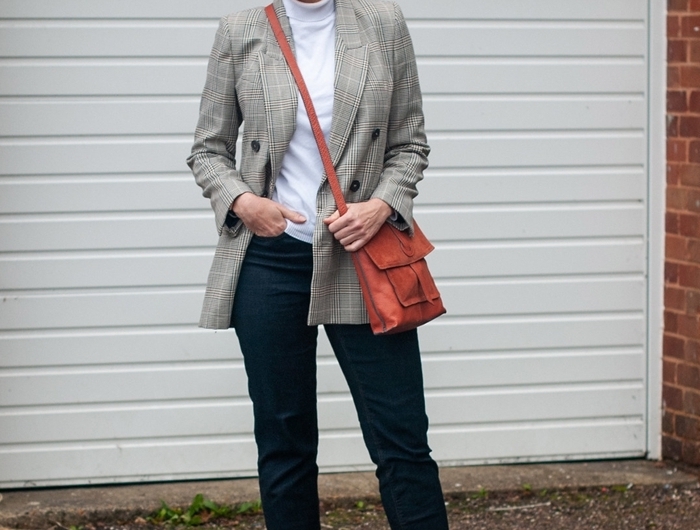 veste blazer gris clair pull polo blanc jeans foncés femme tenue chic femme vêtements femme style vestimentaire travail chaussures