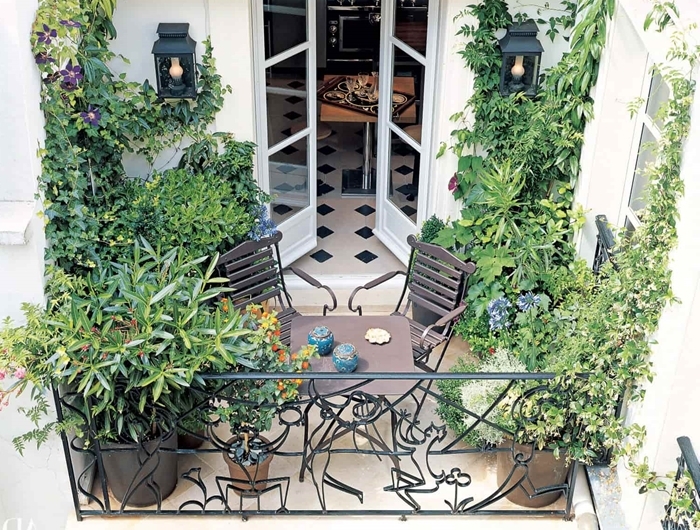végétation petit jardin urbain décoration balcon meubles en fer forgé table chaises balcon brise vue feuillage plantes grimpantes