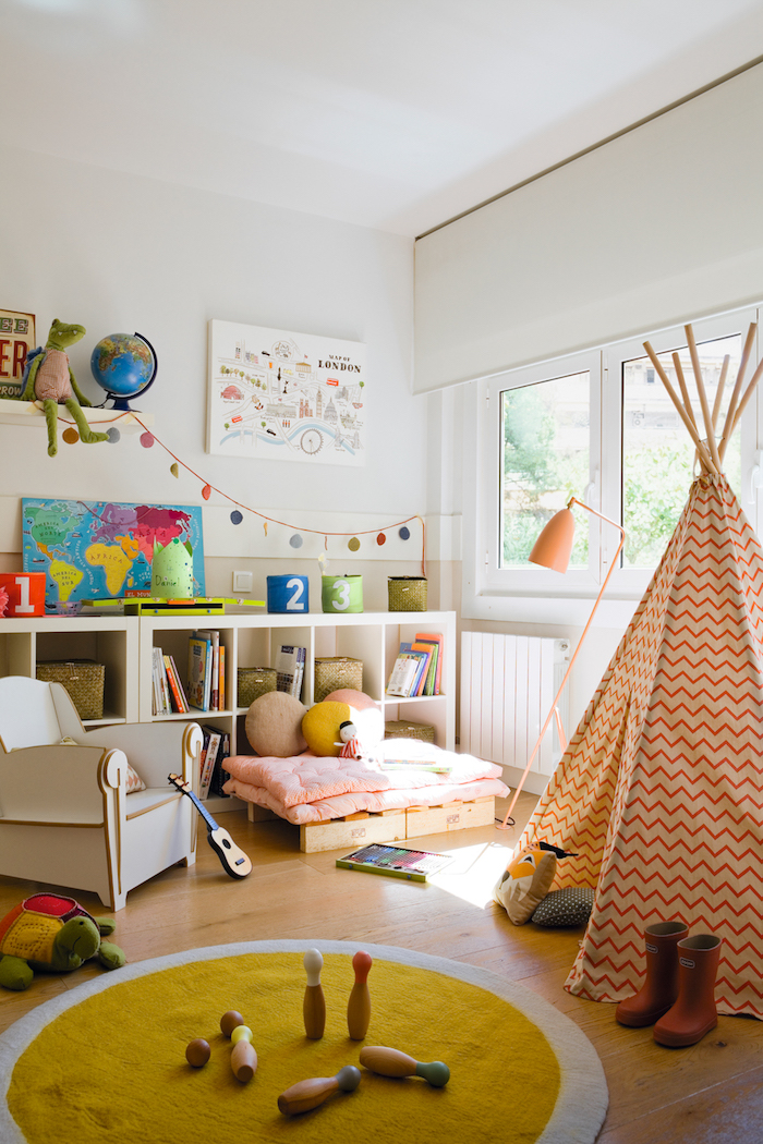 amenagement salle de jeu meuble de rangement enfant tipi coloré tapis ronde jaune guirlande décorative