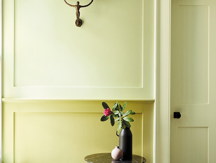 aménagement couloir style minimaliste avec soubassement jaune et peinture mur et portes blanc jaunatre pour agrandir la pièce