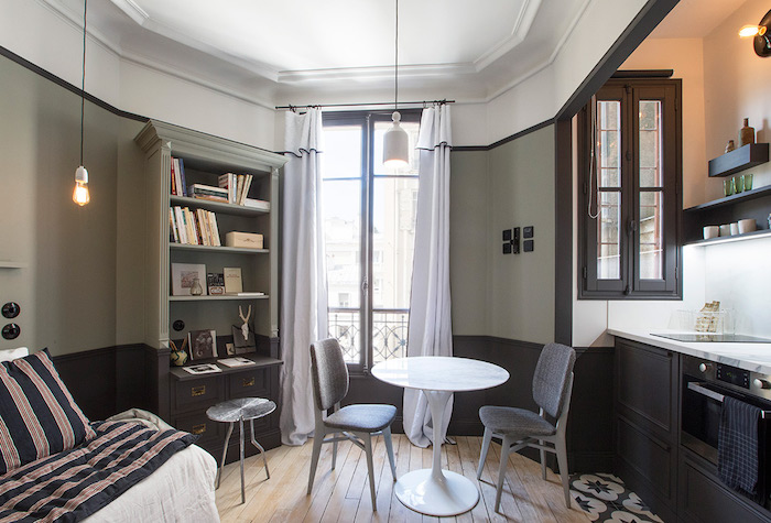 aménagement petit appartement studio 20m2 en gris clair et gris anthracite parquet bois vrute cuisine gris anthracite rideaux blancs transparents