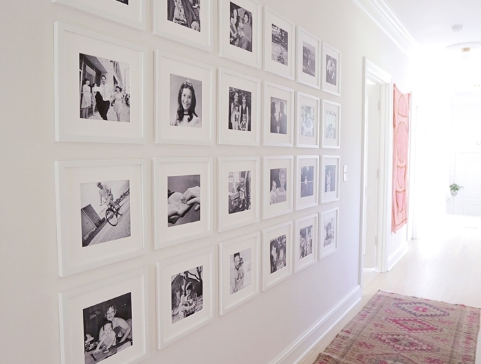 aménagement couloir peinture murale blanche habiller un mur avec cadres photos blancs photos blanc et noir famille