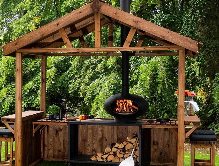 aménagement cuisine exterieure de style rustique couverte avec toit en poutres bois foncé déco cuisine noir et bois