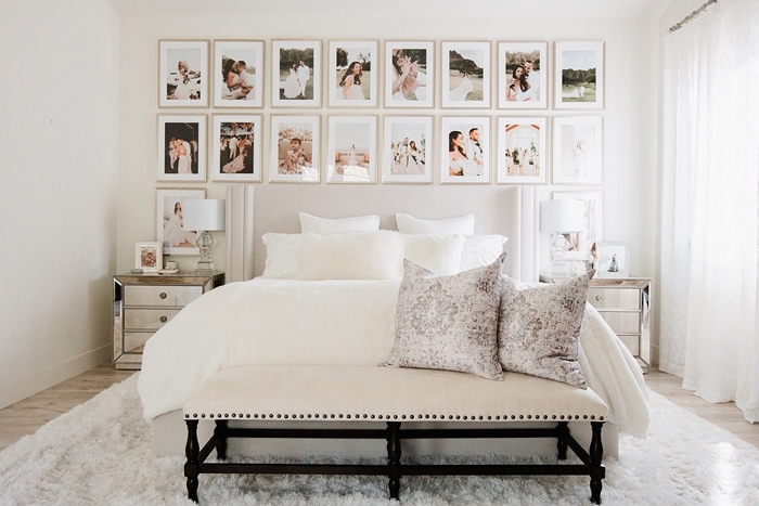 banquette blanc et noir coussins décoratifs photos famille décoration murale chambre adulte lampe de chevet blanche