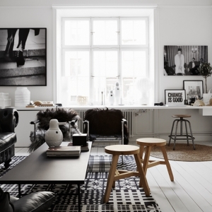 cadre noir et blanc décoration salon table bois basse tapis jute canapé cuir noir plaid fausse fourrure gris et marron