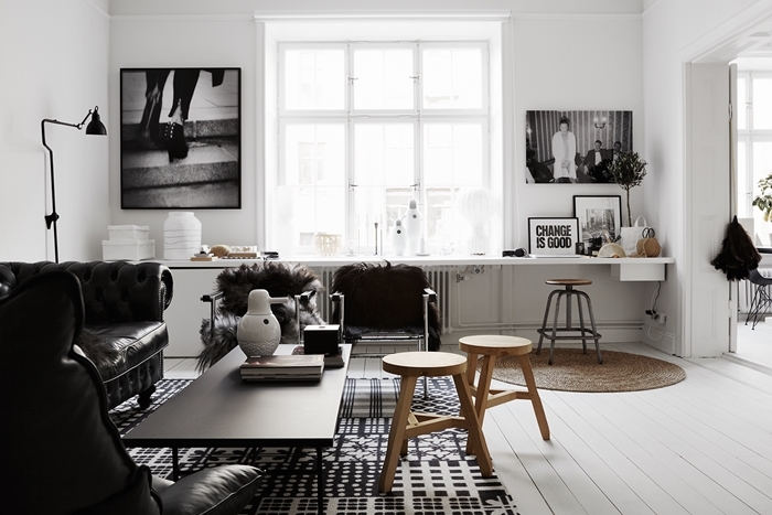 cadre noir et blanc décoration salon table bois basse tapis jute canapé cuir noir plaid fausse fourrure gris et marron