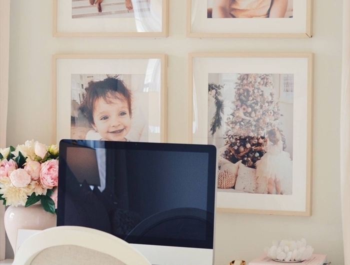 cadre photo original décoration bureau à domicile coin de travail maison bureau blanc chaise blanche livre vase bouquet rose