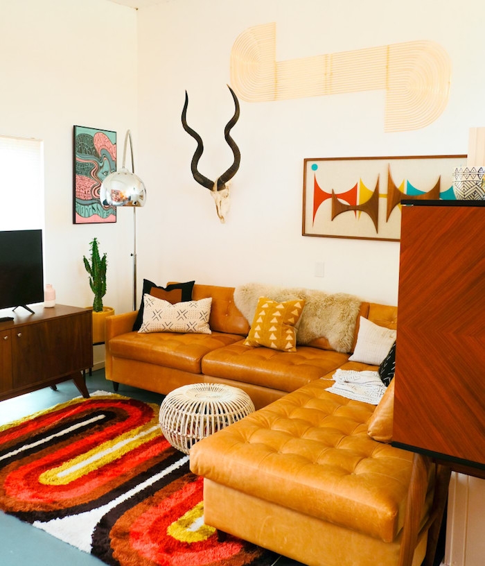 canapé marron en cuir tapis coloré style shag murs blancs décorés d art pshychadélique idee meuble année 70
