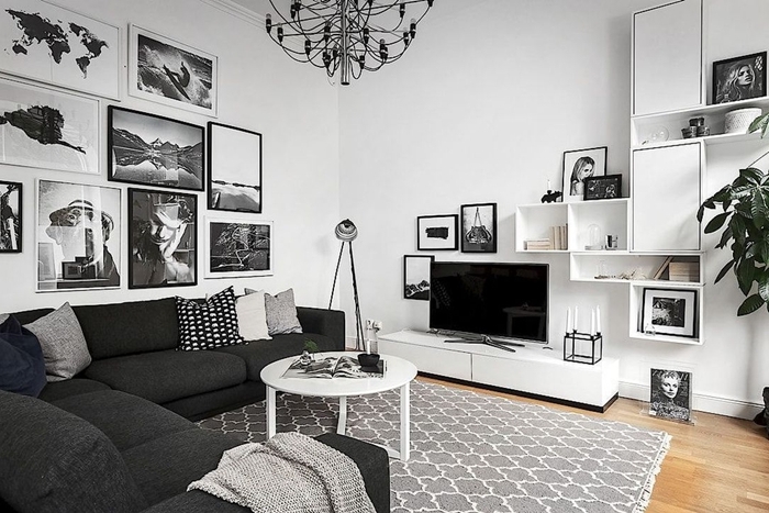 canapé d angle gris anthracite coussins décoratifs lampe sur pied métal deco chambre noir et blanc mur de cadres photos