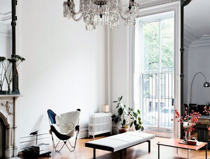 cheminée design parquet chevron table basse minimaliste fauteuil pliant bleu murs blancs plante verte d interieur
