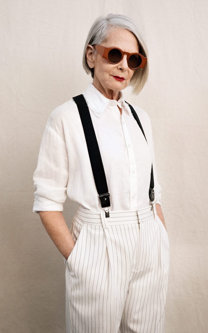 chemise blanche et pantalon blacn à rayures noires fines et bretelles idée look moderne femme 60 ans coupe carré femme 60 ans