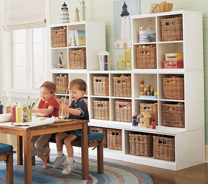 chouette idée comment garder les enfants actifs peinture chambre table bois salle de jeux maison meuble rangement enfant chambre