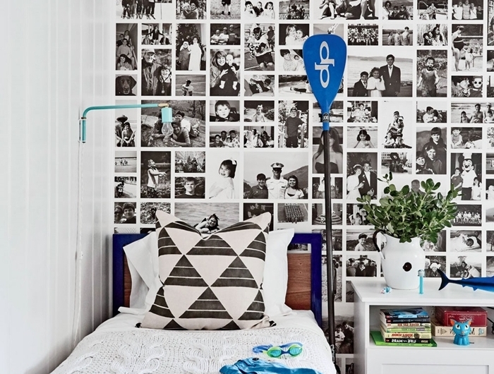 collage photos blanc et noir sur mur cadre lit enfant tête de lit bois meuble de chevet blanc décoration murale chambre