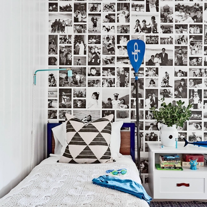 collage photos blanc et noir sur mur cadre lit enfant tête de lit bois meuble de chevet blanc décoration murale chambre