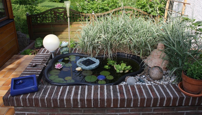 comment amenager un bassin japonais idee bassin préformé avec des nymphéas statuette bouddha gravier et plantes autour