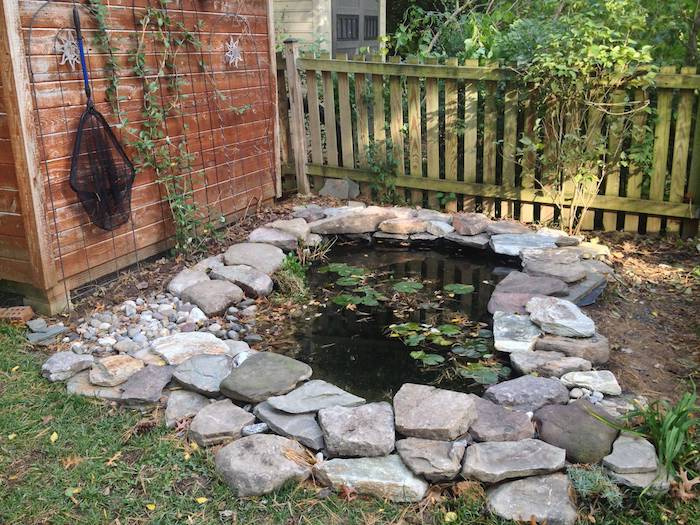 comment construire un petit bassin soi meme dans le jardin arriere cour idee de bassin entourée de pierres