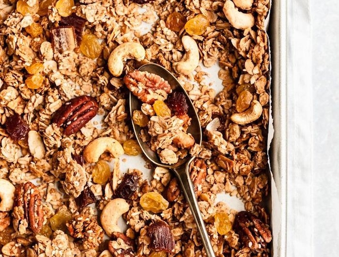 comment faire granola maison simple aux flocons d avoine noix graines et des fruits secs que manger au petit dejeuner