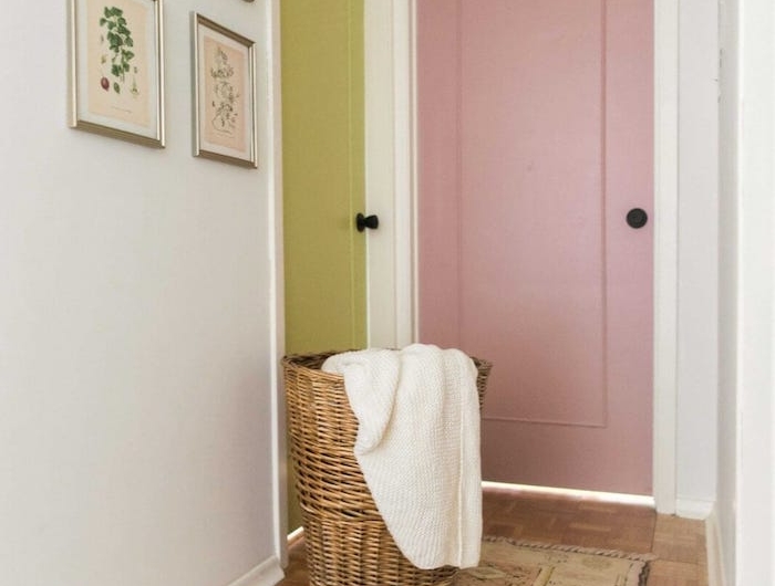 comment peindre un couloir aux multiples portes idée déco couloir blanc aux portes jaune et rose avec panier tressé de rangement