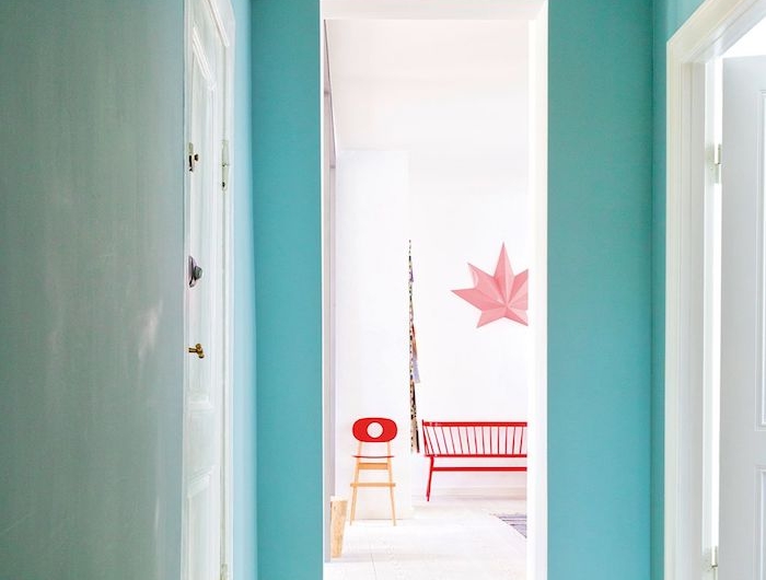 comment peindre un couloir aux multiples portes murs couleur bleu coel et portes blanches parquet bois clair idee deco petit appartement