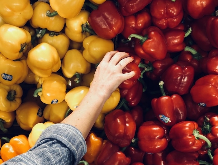 conseils utiles pour faire les courses legumes poivron jaune et rouge choix main de femme manucure rouge