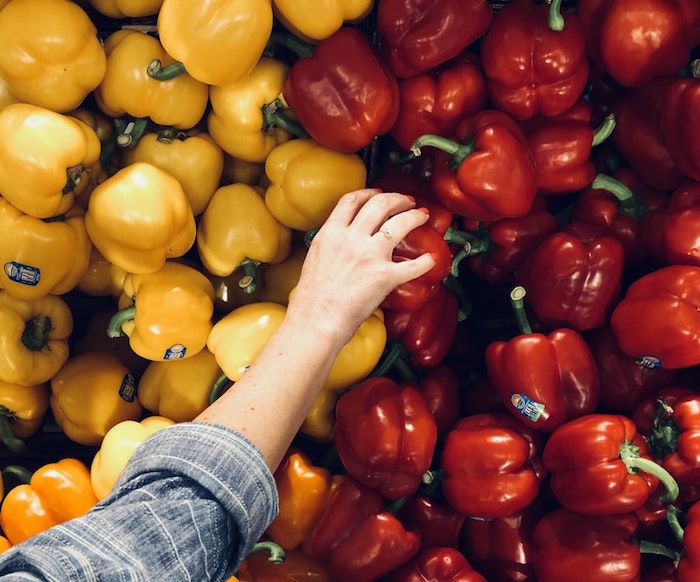conseils utiles pour faire les courses legumes poivron jaune et rouge choix main de femme manucure rouge