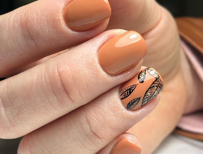 couleur automne ongle base vernis nuance orange modele ongle en gel avec nail art sur un seul ongle dessin feuille dorée