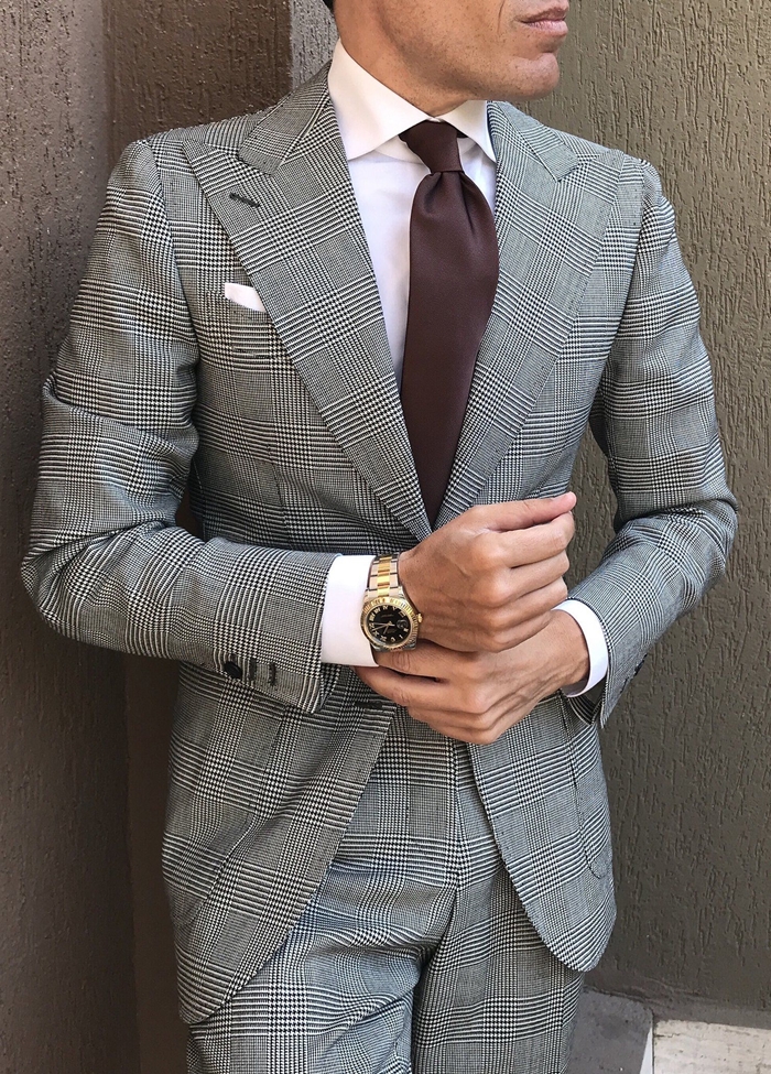 cravate marron chemise blanche comment assortir les couleurs de ses vêtemnts homme en costume gris motifs carreaux