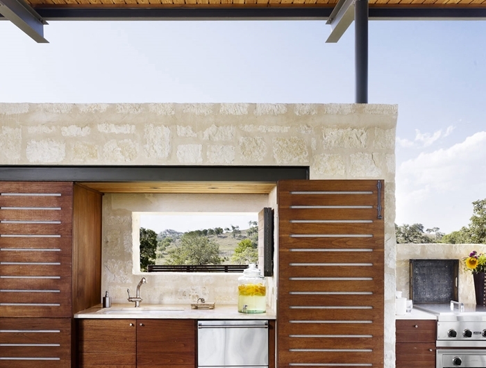 crédence fenêtre vue paysage nature aménagement cuisine extérieure couverte plafond toit bois meubles bas bois foncé